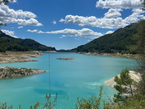 Persona practicando yoga al amanecer junto al embalse de Guadalest