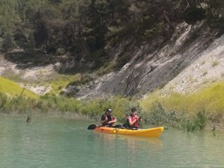 Carretera de montaña que serpentea hacia el embalse de Guadalest