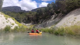 Persona navegando en kayak por el embalse de Guadalest