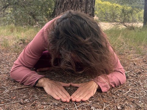 Clase de Hatha Yoga al aire libre con el embalse de Guadalest de fondo