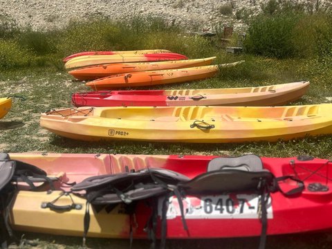 Persona remando en kayak por las aguas cristalinas del embalse de Guadalest