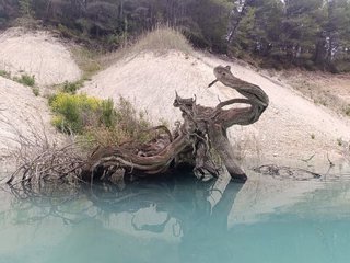 Vista panorámica del embalse de Guadalest con tonos dorados al atardecer