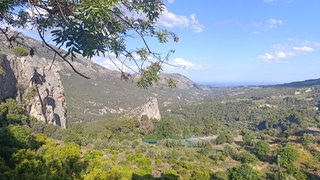 Furgoneta Multivan Volkswagen en el parking de Beniardà con vistas al valle de Guadalest