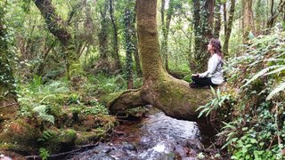 Persona practicando yoga junto al embalse de Guadalest